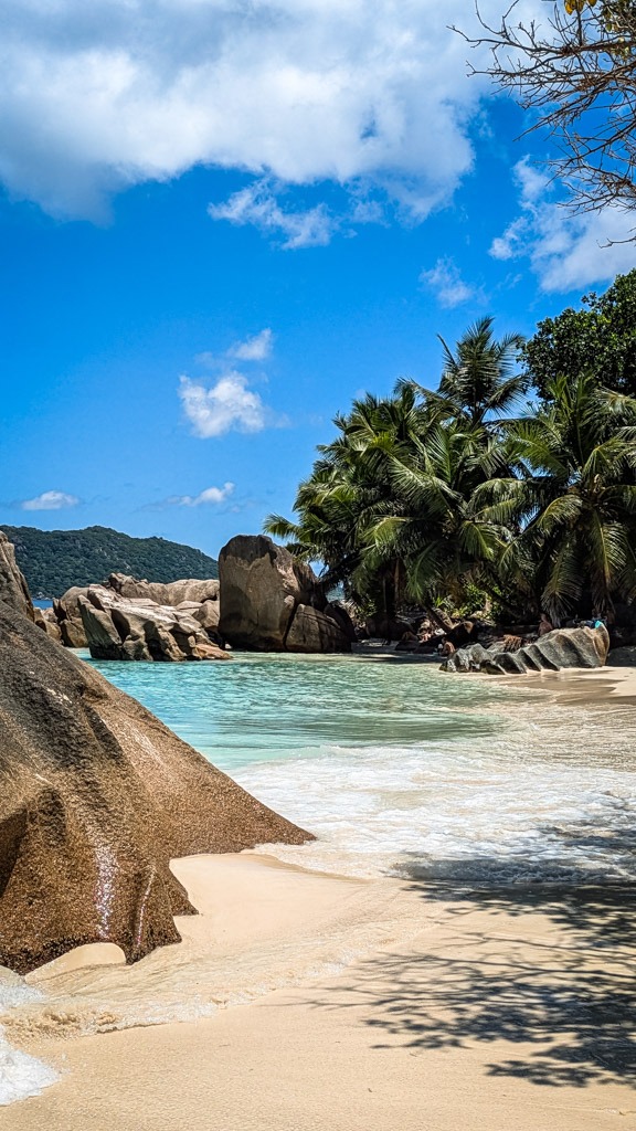 Anse Patates im Norden der Insel La Digue auf den Seychellen